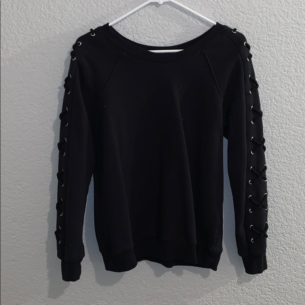 SMALL BLACK CREW NECK
